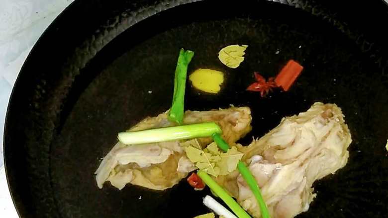 超级鲜美的鸡汤豆腐串,食材一点不浪费,烧烤和鸡汤都全了,锅内重新加入冷水,下鸡骨架,葱段,姜片,八角,桂皮,香叶,料酒。有时间的最好先把调料煮开后再加鸡骨架煮开。