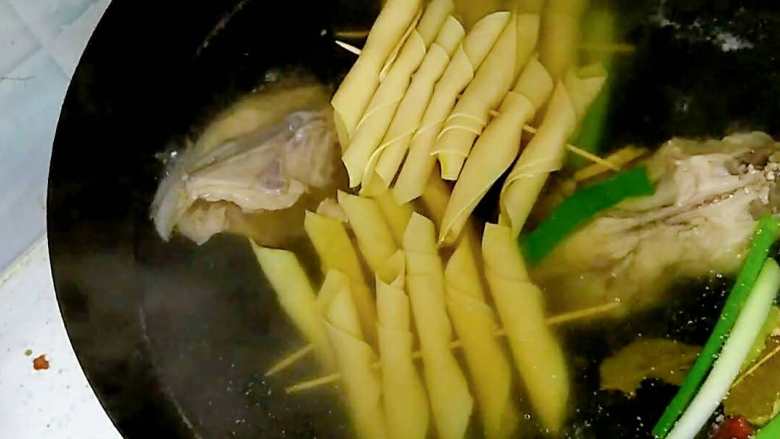 超级鲜美的鸡汤豆腐串,食材一点不浪费,烧烤和鸡汤都全了,盖盖子大火煮开后转中火,下豆腐串,加少许盐,不要多,后面会用辣椒酱调味,继续煮15分钟。