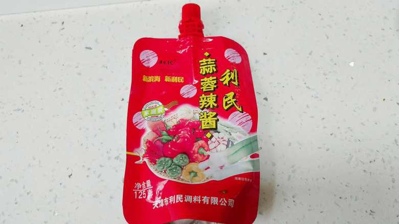 超级鲜美的鸡汤豆腐串,食材一点不浪费,烧烤和鸡汤都全了,辣酱是天津利民的蒜蓉辣酱,很好吃,和豆腐串很相配,很多烧烤店都用这个。