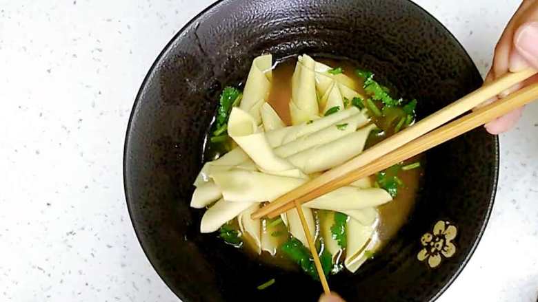 超级鲜美的鸡汤豆腐串,食材一点不浪费,烧烤和鸡汤都全了,吃的时候为了方便可以撸下来,干豆腐已经煮定型了,不会散开的。