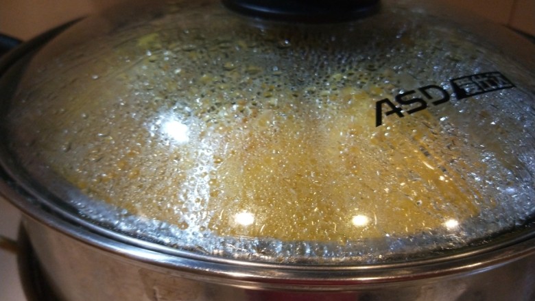 家庭版面包。,大火烧开放入蒸锅蒸45分钟关火,五分钟打开。