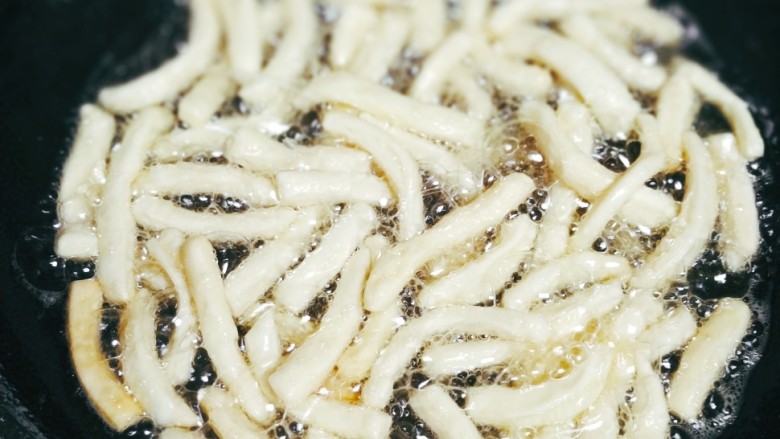 红糖酥,食用油上锅加热,入锅油炸