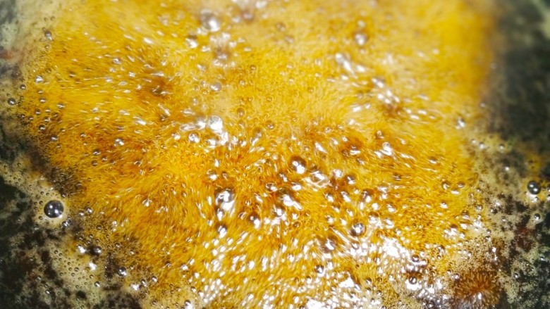 红糖酥,熬煮红糖是个漫长的过程,火一定要小,边煮边用勺子搅拌