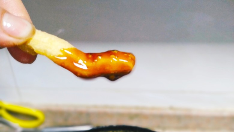 红糖酥,拿一根炸好的面条酥粘下红糖,红糖水不会马上滴下来就行了,这时的糖水很浓稠