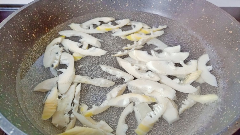 冬笋炒牛肉,水开加白酒一勺,下笋焯水2分钟。