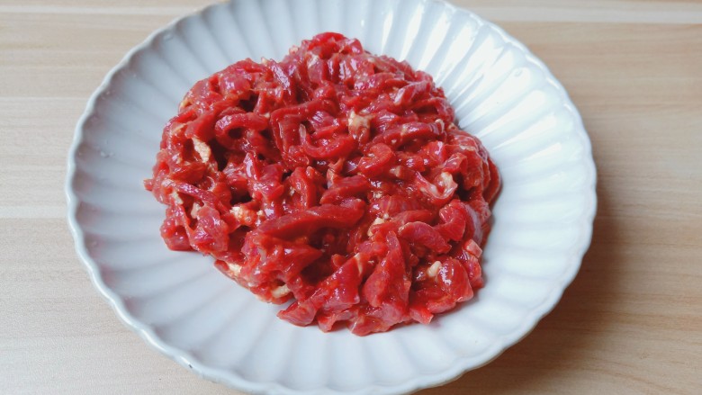 冬笋炒牛肉,将调味料均匀地揉进牛肉丝里,腌制十分钟。下锅炒之前加<a style='color:red;display:inline-block;' href='/shicai/ 3738'>芝麻油</a>1勺可以使肉质滑嫩,炒时不会粘。