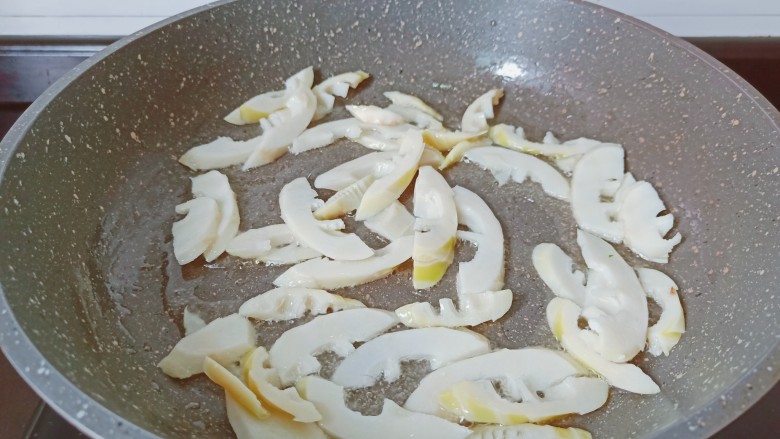 冬笋炒牛肉,锅里加点油,放笋翻炒。