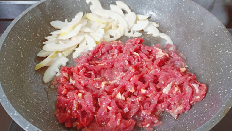 冬笋炒牛肉,等笋翻炒至微黄,下牛肉丝翻炒。