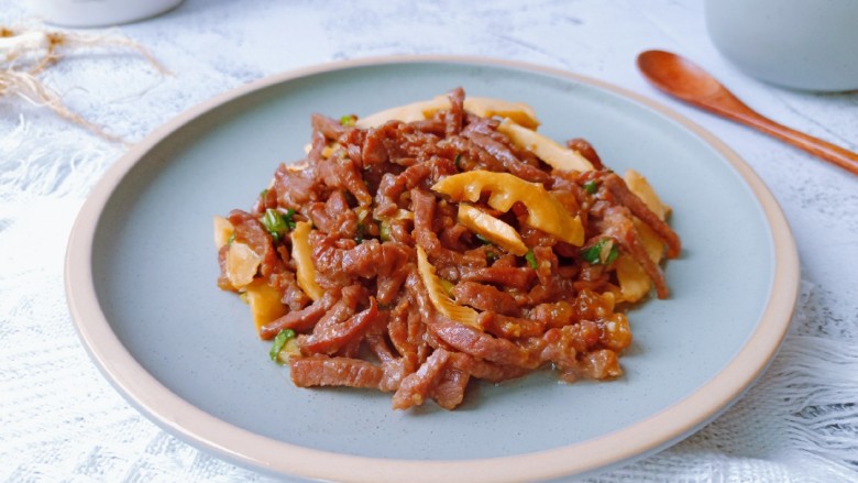 冬笋炒牛肉,笋鲜嫩可口。牛肉滑嫩,米饭得多吃两碗!