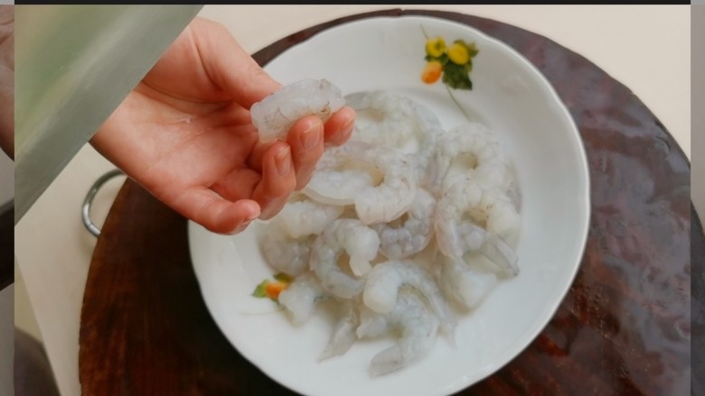 虾仁豆腐,在<a style='color:red;display:inline-block;' href='/shicai/ 287'>虾仁</a>的背部轻轻划开,去除虾线,然后冲洗干净。