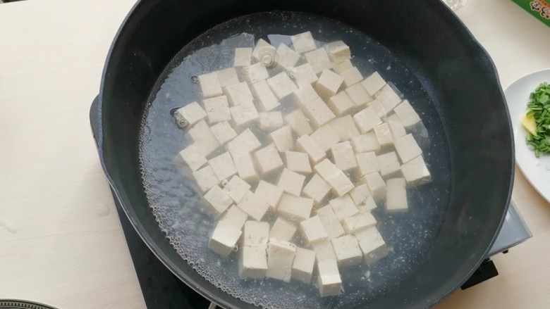虾仁豆腐,放入切好的豆腐焯水,焯水能使豆腐更加嫩滑,也可去掉豆腐的豆腥味。