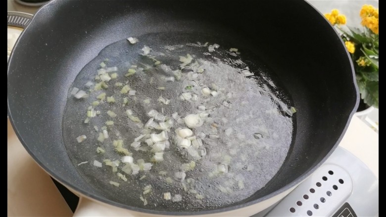 虾仁豆腐,加入适量热水，加水量根据食材的多少自己掌握。若有煮好的骨汤或鸡汤，可直接加入鸡汤或骨汤来代替水。
