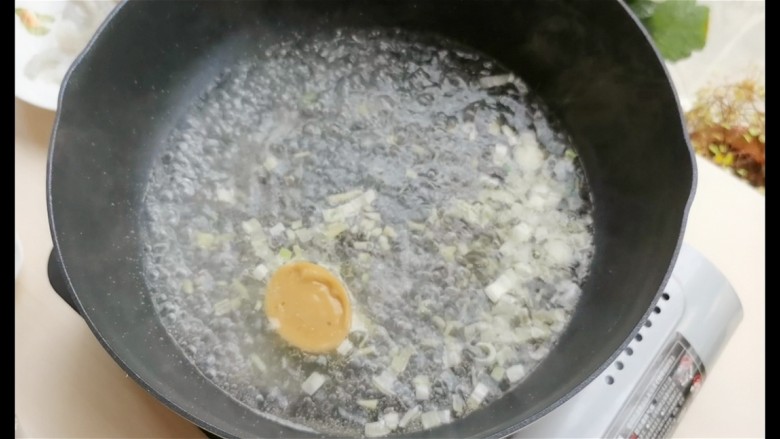 虾仁豆腐,我加了一块鸡汁味的浓汤宝。