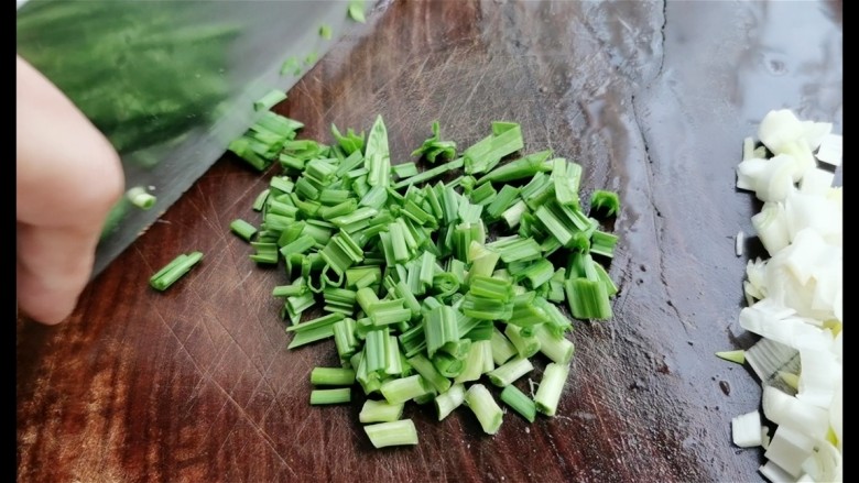 虾仁豆腐,将蒜苗切碎。