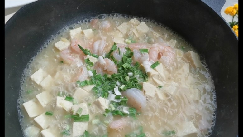 虾仁豆腐,虾仁不宜久煮,只要变色后就可以关火了。关火后再加入蒜苗,最后倒入少许香油。