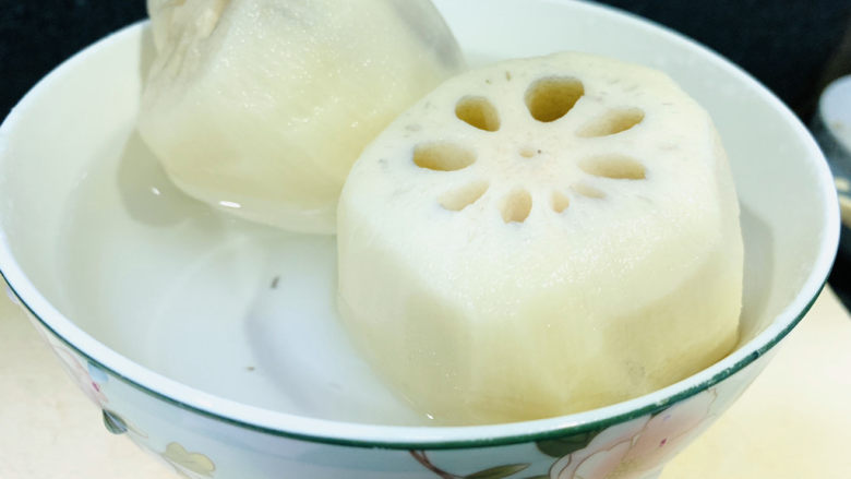 糯米藕,削好的莲藕先泡水里;