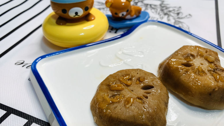 糯米藕,取出莲藕待凉些的时候切片,其余可以当糖水喝,糯米藕完成啦!