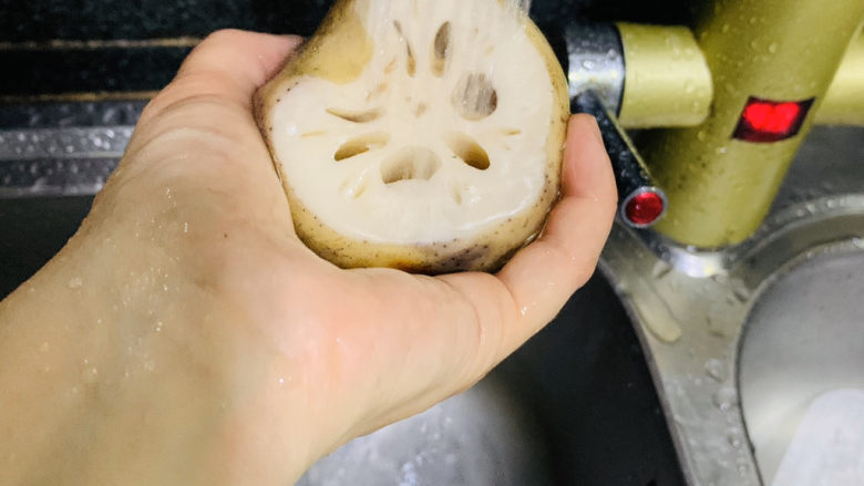 糯米藕,用水冲洗干净,并把皮削去;