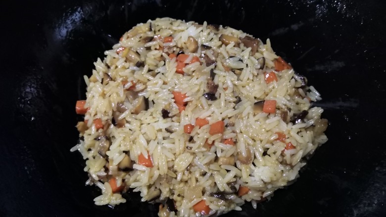 腊肉蛋黄烧麦,炒均匀,让每粒米都吸入汤汁。