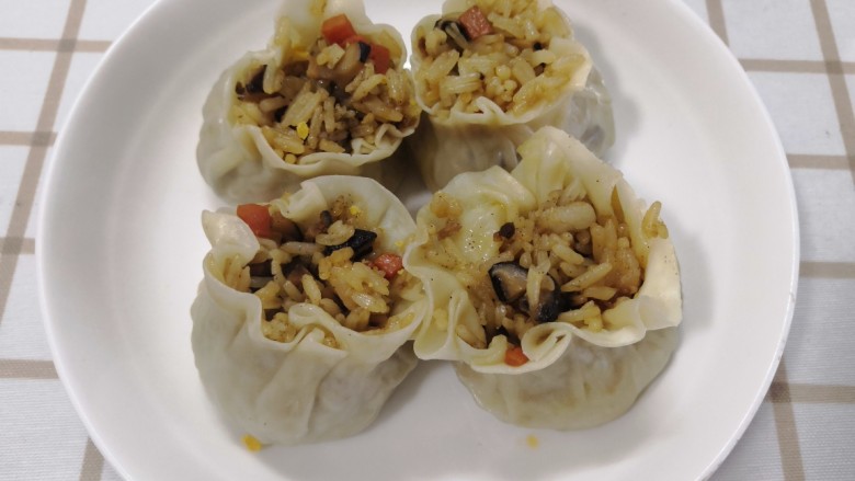 腊肉蛋黄烧麦,放入蒸锅十五分钟左右(表面可以喷些水)。