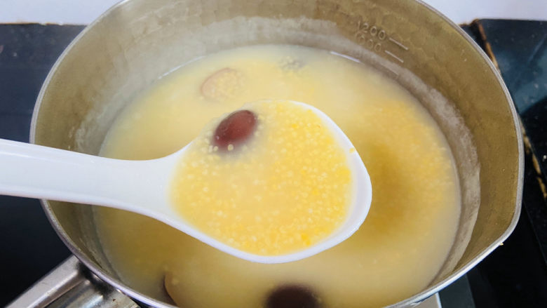 玉米渣粥,中小火焖煮20分钟左右,煮至浓稠状态