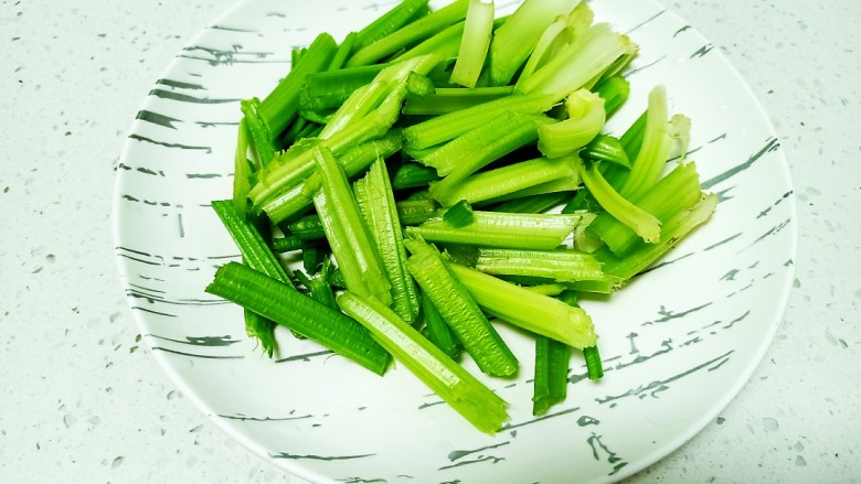 干煸牛肉丝,芹菜切段