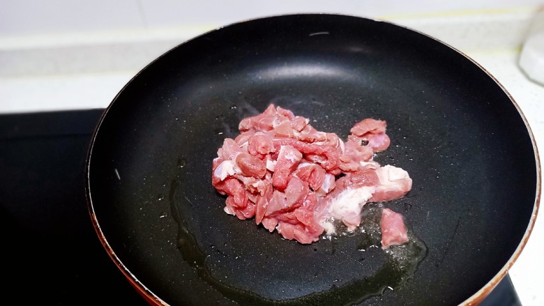 干煸牛肉丝,锅中放入适量油,放入牛肉丝