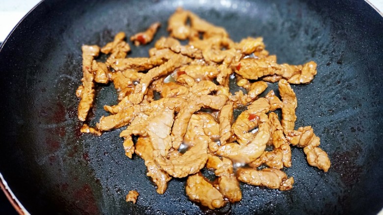 干煸牛肉丝,放入<a style='color:red;display:inline-block;' href='/shicai/ 788'>生抽</a>,转小火炒至水分变干盛出