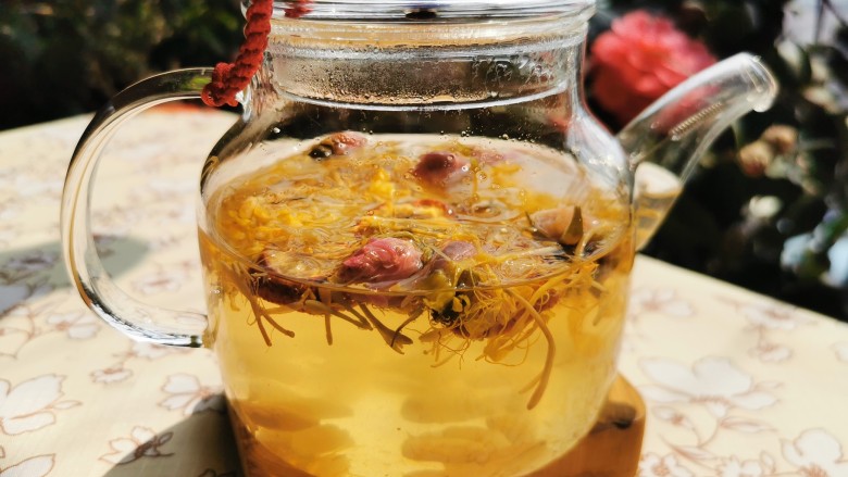 玫瑰花茶,马上会看到金黄金黄的颜色,非常漂亮!