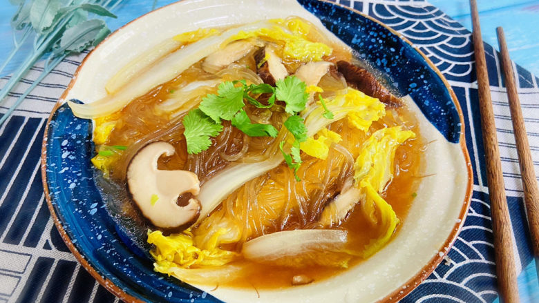 大白菜炖粉条,汤浓味醇,酥烂鲜香