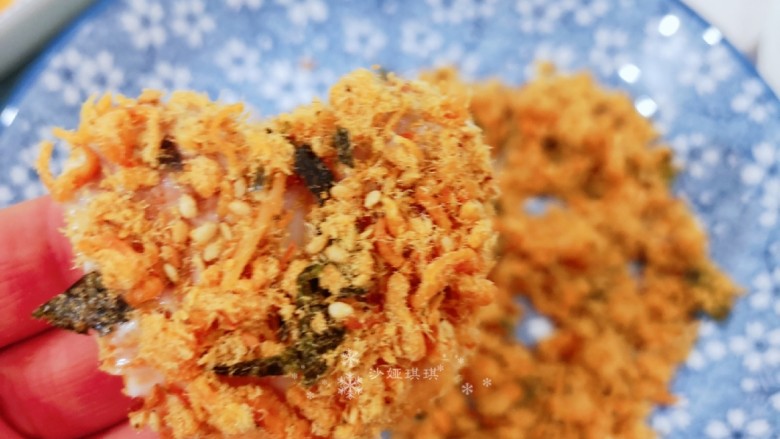 卡通肉松蛋糕,抹上<a style='color:red;display:inline-block;' href='/shicai/ 4856'>沙拉酱</a>然后粘上<a style='color:red;display:inline-block;' href='/shicai/ 432'>肉松</a>。
