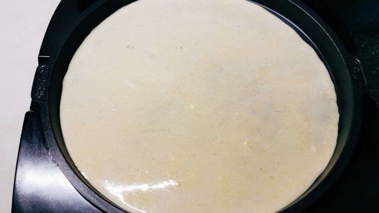 玉米渣煎饼,倒入面糊 薄薄一层就好 上下盘同时加热