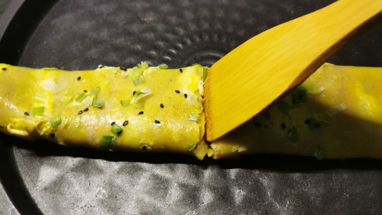 玉米渣煎饼,中间切一刀