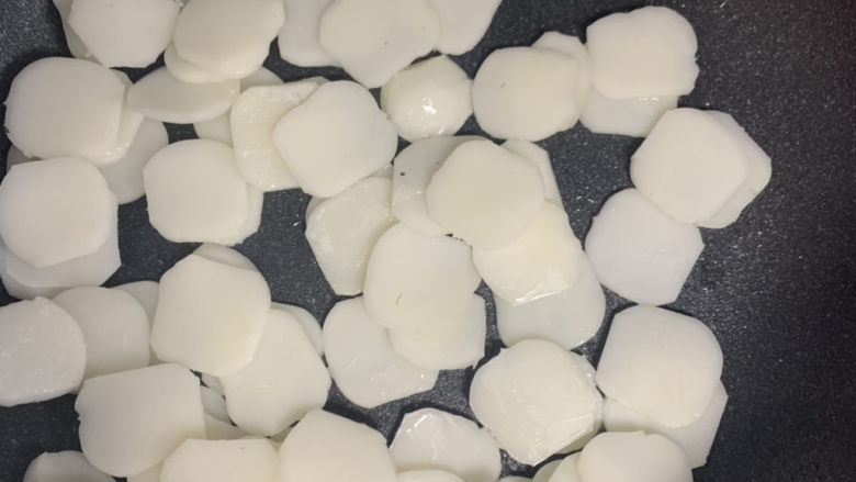 升级版海苔炒年糕,炒年糕,中火至年糕变软,改用小火继续翻炒