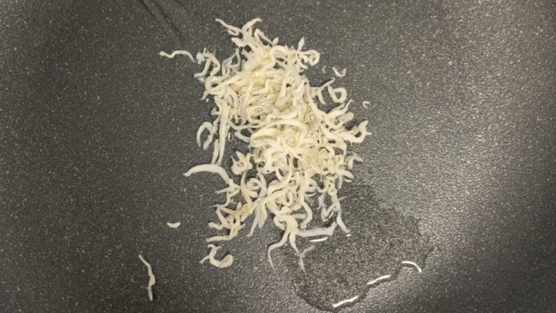 升级版海苔炒年糕,锅内少许油,下入海蜒小火煸炒