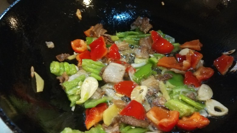 醋溜白菜,倒炒均匀加入料酒,<a style='color:red;display:inline-block;' href='/shicai/ 788'>生抽</a>。