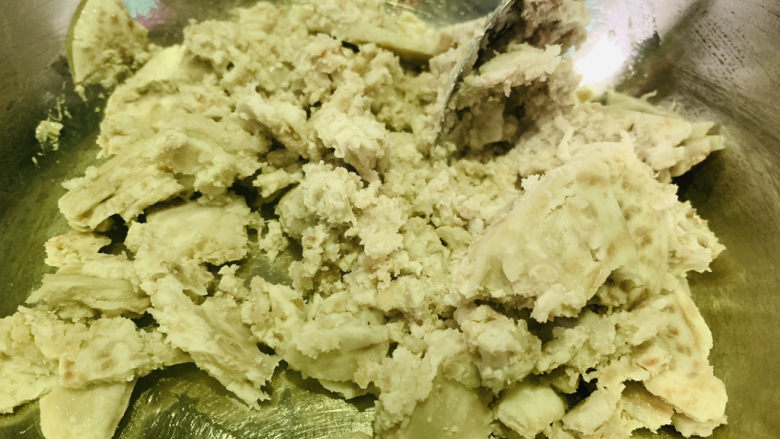 芋头酥,用勺子把芋头压成泥;