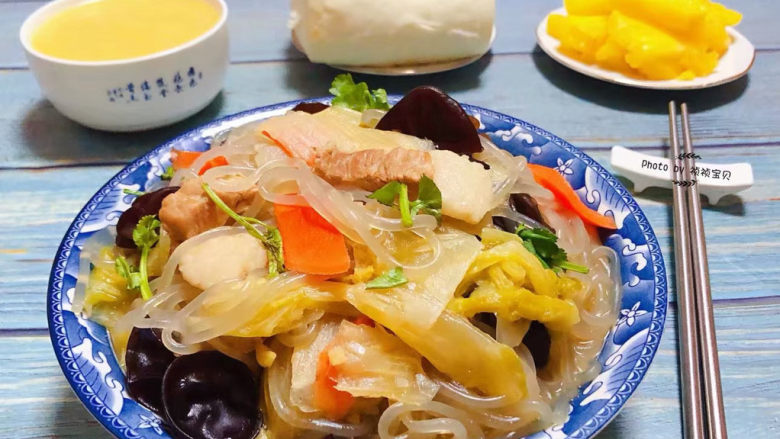 大白菜炖粉条,大白菜炖粉条装入容器中搭配馒头、玉米粥、水果就是标配的早餐