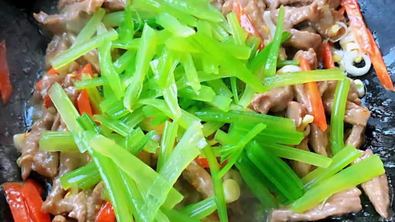 干煸牛肉丝,放入焯好水的<a style='color:red;display:inline-block;' href='/shicai/ 125'>芹菜</a>段翻炒