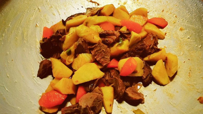 冬笋炒牛肉,放入牛肉 因为牛肉是熟的 翻拌均匀即可