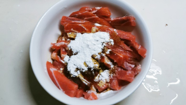干煸牛肉丝,放入淀粉 <a style='color:red;display:inline-block;' href='/shicai/ 721'>蚝油</a> 反复抓拌入味 备用