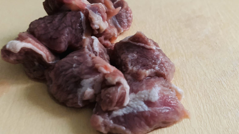 冬笋炒牛肉,将牛肉洗净,横纹切,牛肉比较嫩;