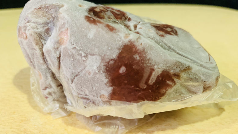 冬笋炒牛肉,<a style='color:red;display:inline-block;' href='/shicai/ 216'>牛肉</a>,冰箱取出解冻,平时都会多买点肉,按每次吃的分量保鲜袋分好,放冰箱冰冻,比较方便;