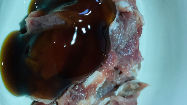 冬笋炒牛肉,放碗里,加<a style='color:red;display:inline-block;' href='/shicai/ 721'>蚝油</a>;