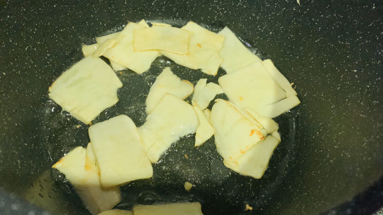 冬笋炒牛肉,炒微焦;