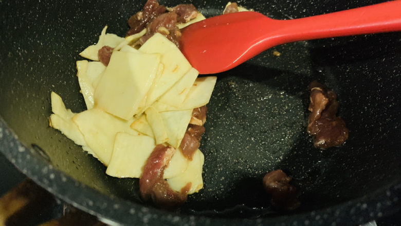 冬笋炒牛肉,再倒入腌制好的牛肉;