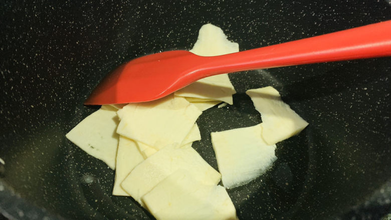 冬笋炒牛肉,先把冬笋倒进锅里;