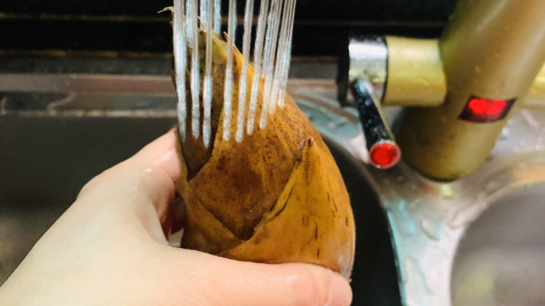 冬笋炒牛肉,将冬笋外壳先洗净;