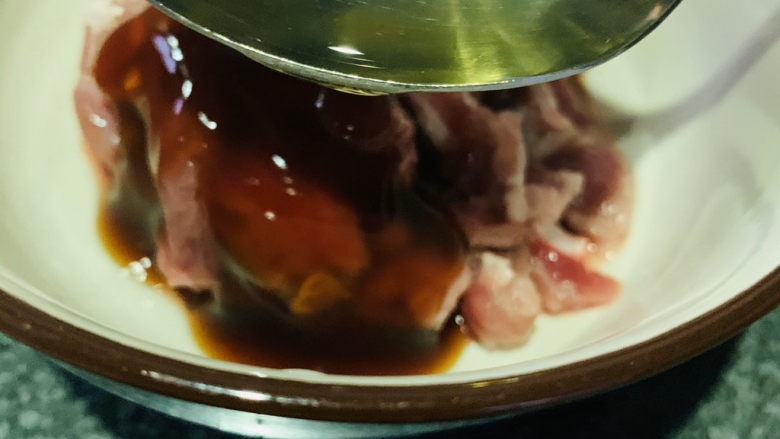 冬笋炒牛肉,加点油;