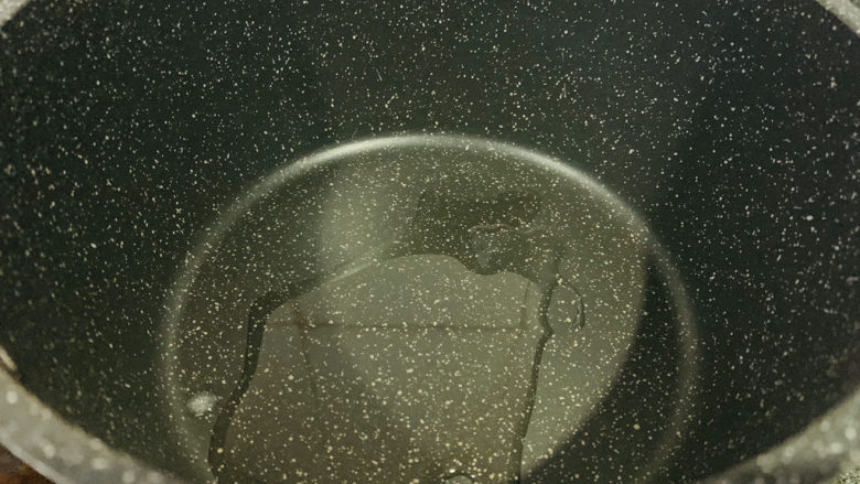 冬笋炒牛肉,锅里加些油,